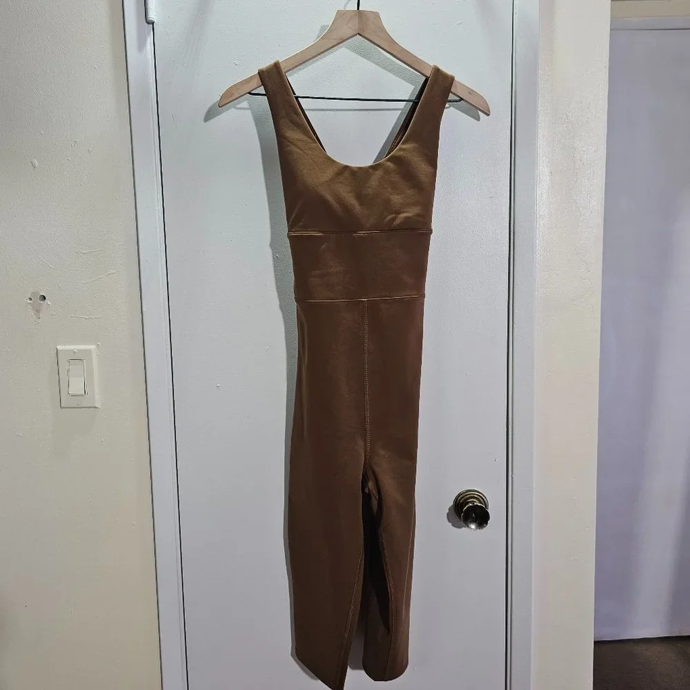 🏷️NWT ALO Yoga Airbrush Physique Capri Onesie In Cinnamon Brown - Various Sizes - Picture 5 of 15